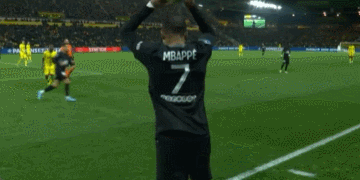 2-1逆转！超级后卫踢疯了，梅开二度导演逆袭，巴萨狂揽4连胜